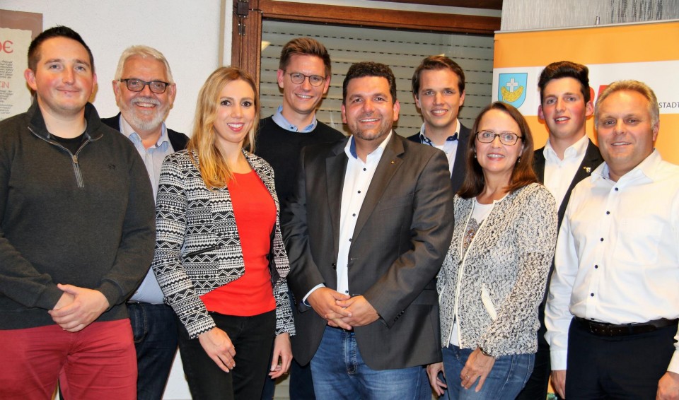 Gruppenfoto des neuen Vorstands mit den Abgeordneten Oelbermann und Steiniger