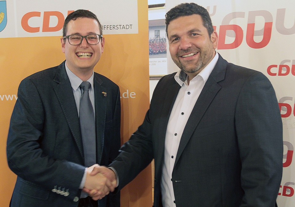 Vorsitzender Andreas May (rechts) gratuliert Patrick Poss zu seiner Wahl als Brgermeisterkandidat. (Foto: Grothe)